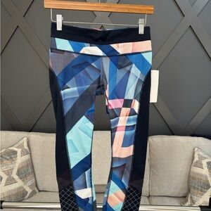 NWT Athleta XS Geometric Capri Leggings